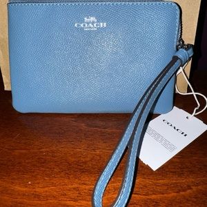 **SOLD**NWT Coach Corner Zip Wristlet!